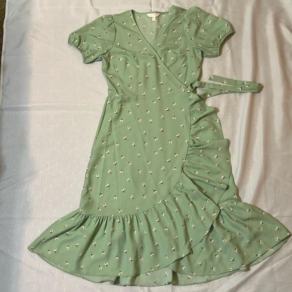 Spring/Summer Coquette wrap dress with white flowers. - Picture 3 of 5